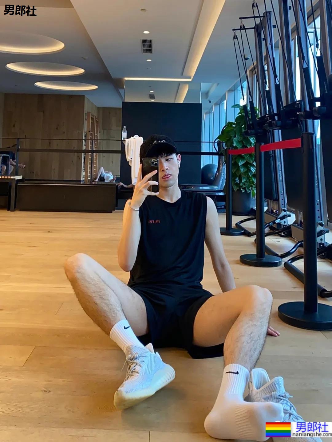 干净清淡的帅哥，喜欢穿白的男孩纸都不会差！ - 51虹马