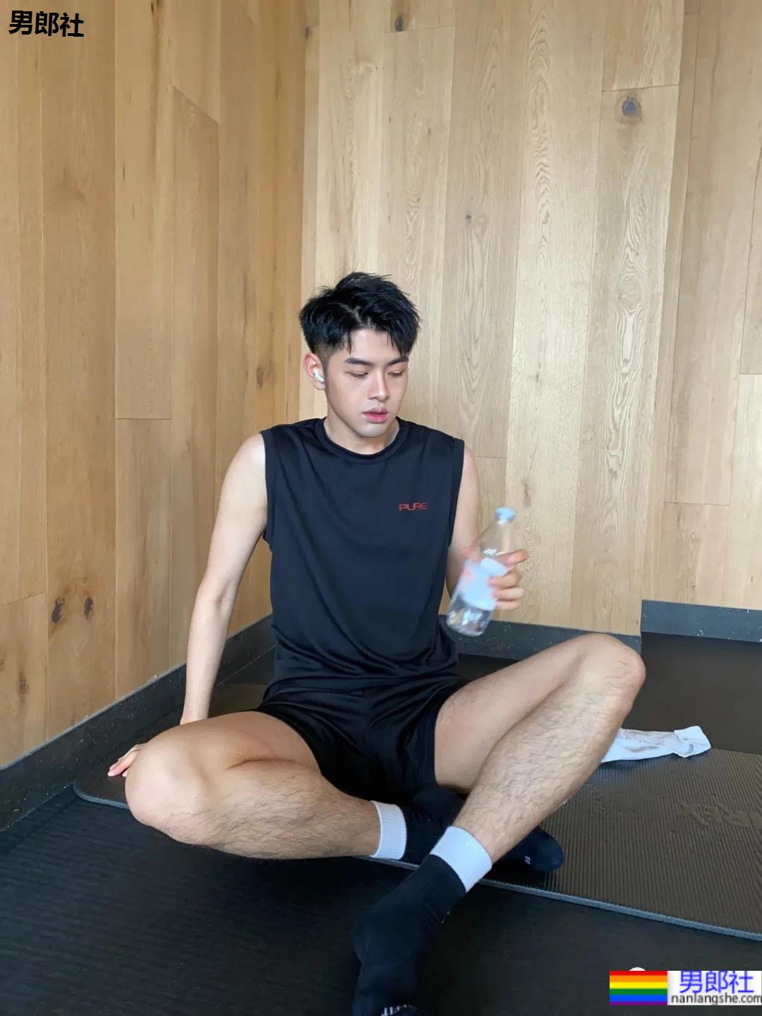 干净清淡的帅哥，喜欢穿白的男孩纸都不会差！ - 51虹马