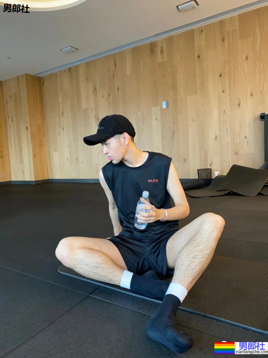 干净清淡的帅哥，喜欢穿白的男孩纸都不会差！ - 51虹马