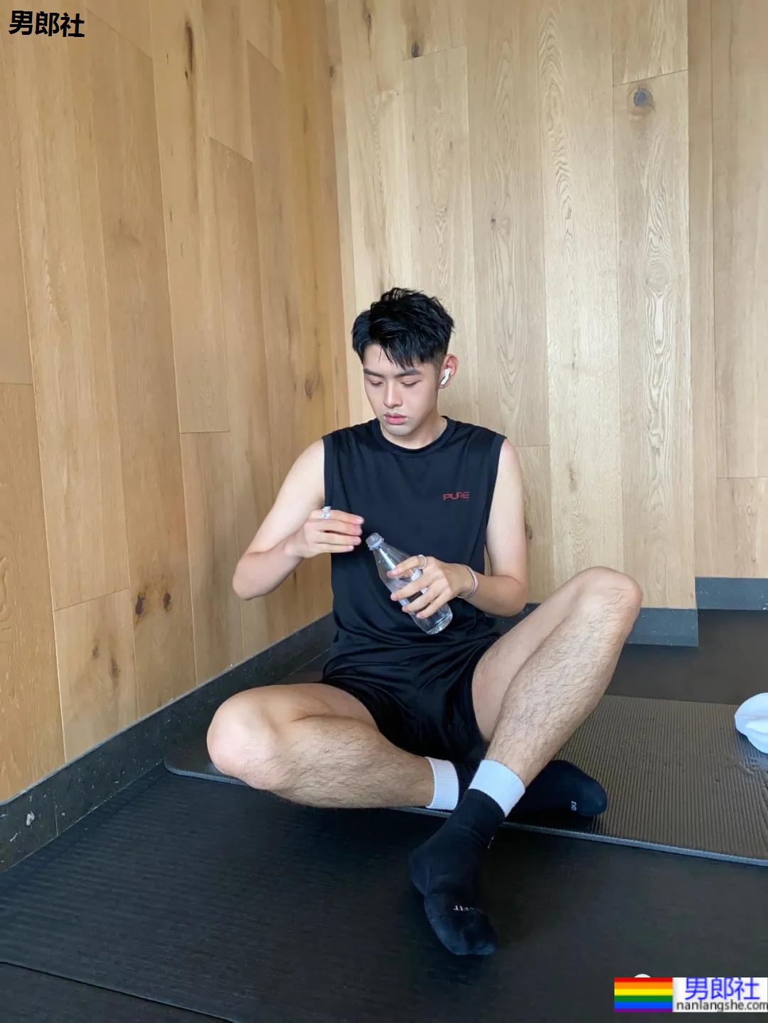 干净清淡的帅哥，喜欢穿白的男孩纸都不会差！ - 51虹马