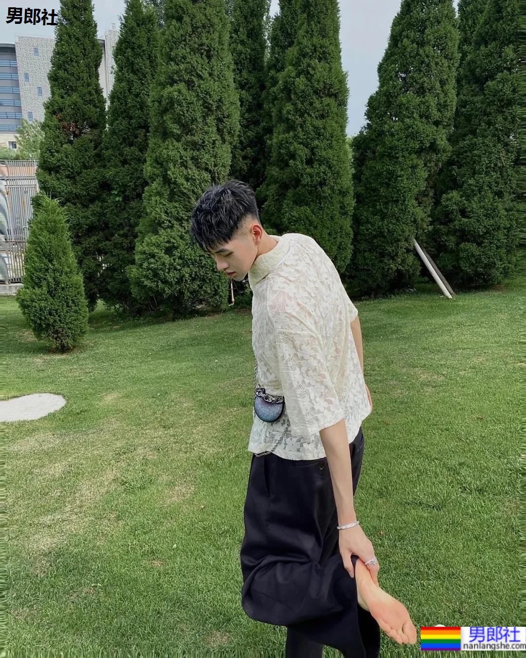 干净清淡的帅哥，喜欢穿白的男孩纸都不会差！ - 51虹马