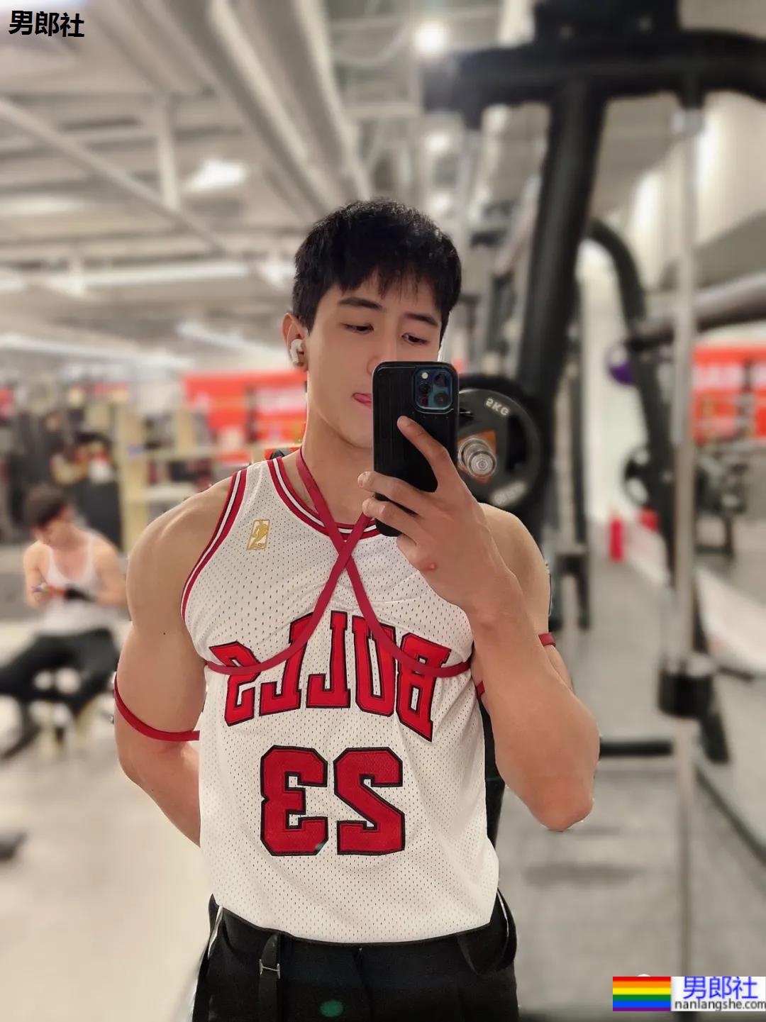 高颜值网红玩转流量密码，又奶又帅也太可了！ - 51虹马