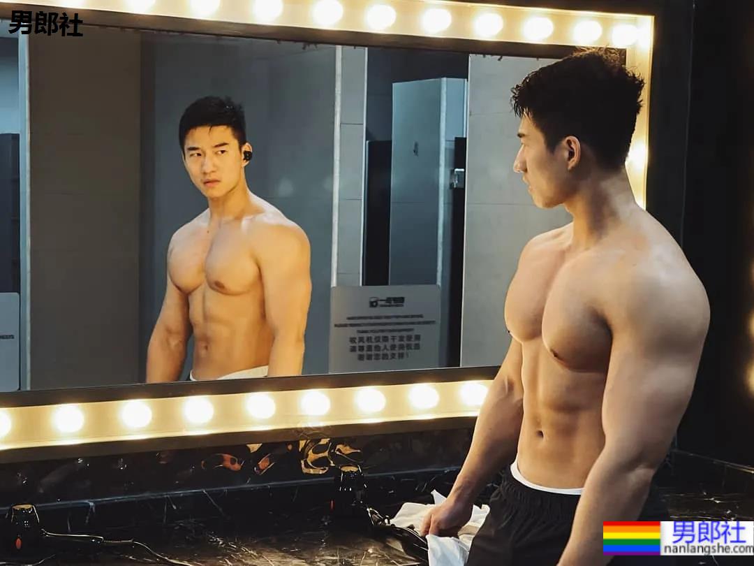 鼻子很大的肌肉小哥，这身材让网友都不淡定了！-51虹马