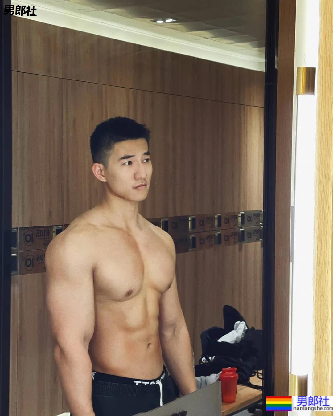 鼻子很大的肌肉小哥，这身材让网友都不淡定了！ - 51虹马