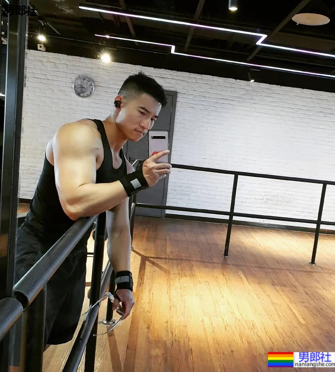 鼻子很大的肌肉小哥，这身材让网友都不淡定了！ - 51虹马