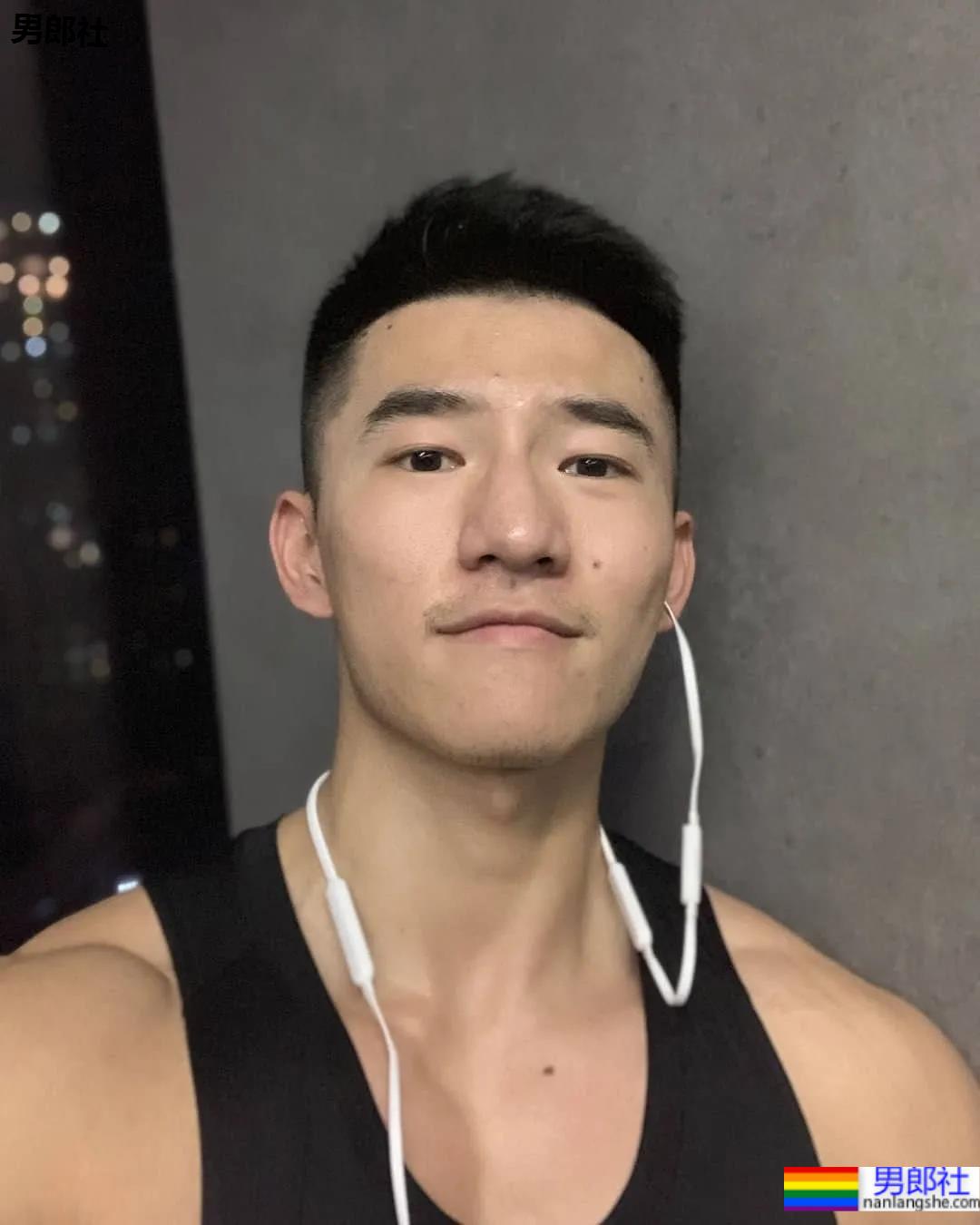 鼻子很大的肌肉小哥，这身材让网友都不淡定了！ - 51虹马