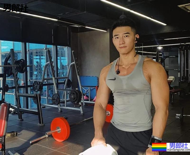 鼻子很大的肌肉小哥，这身材让网友都不淡定了！ - 51虹马