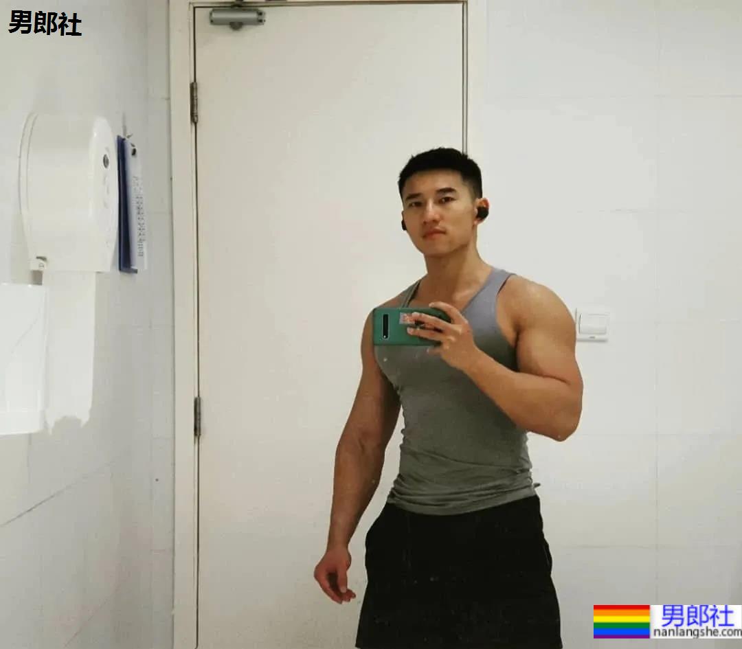 鼻子很大的肌肉小哥，这身材让网友都不淡定了！ - 51虹马