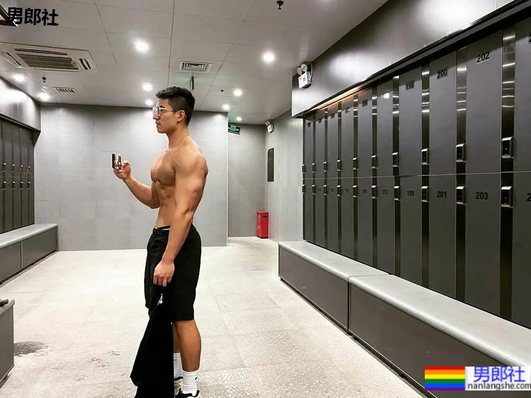 鼻子很大的肌肉小哥，这身材让网友都不淡定了！ - 51虹马