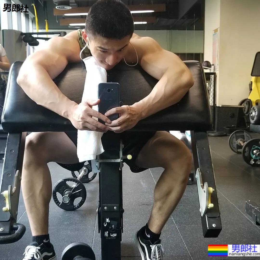 鼻子很大的肌肉小哥，这身材让网友都不淡定了！ - 51虹马