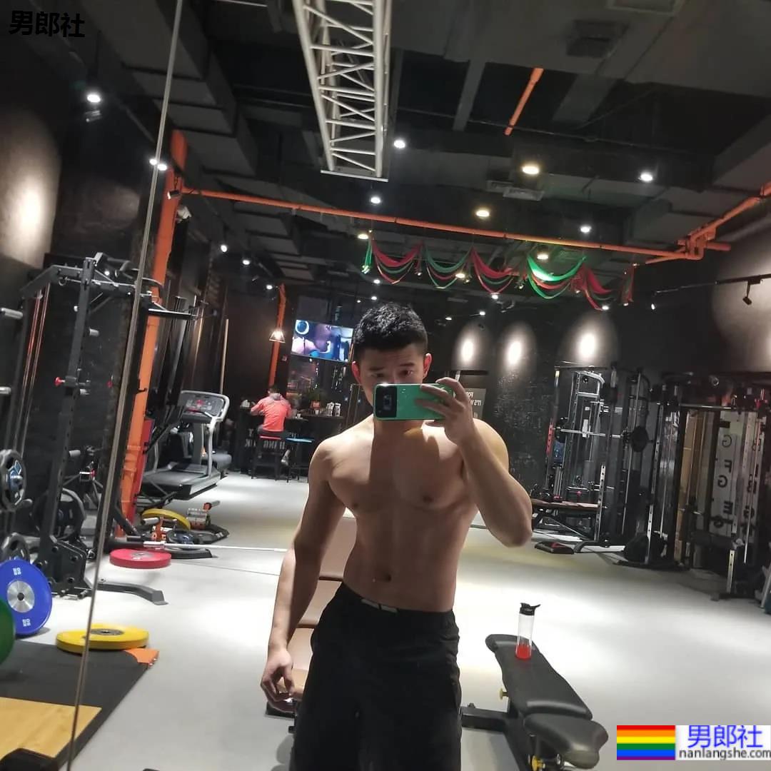 鼻子很大的肌肉小哥，这身材让网友都不淡定了！ - 51虹马