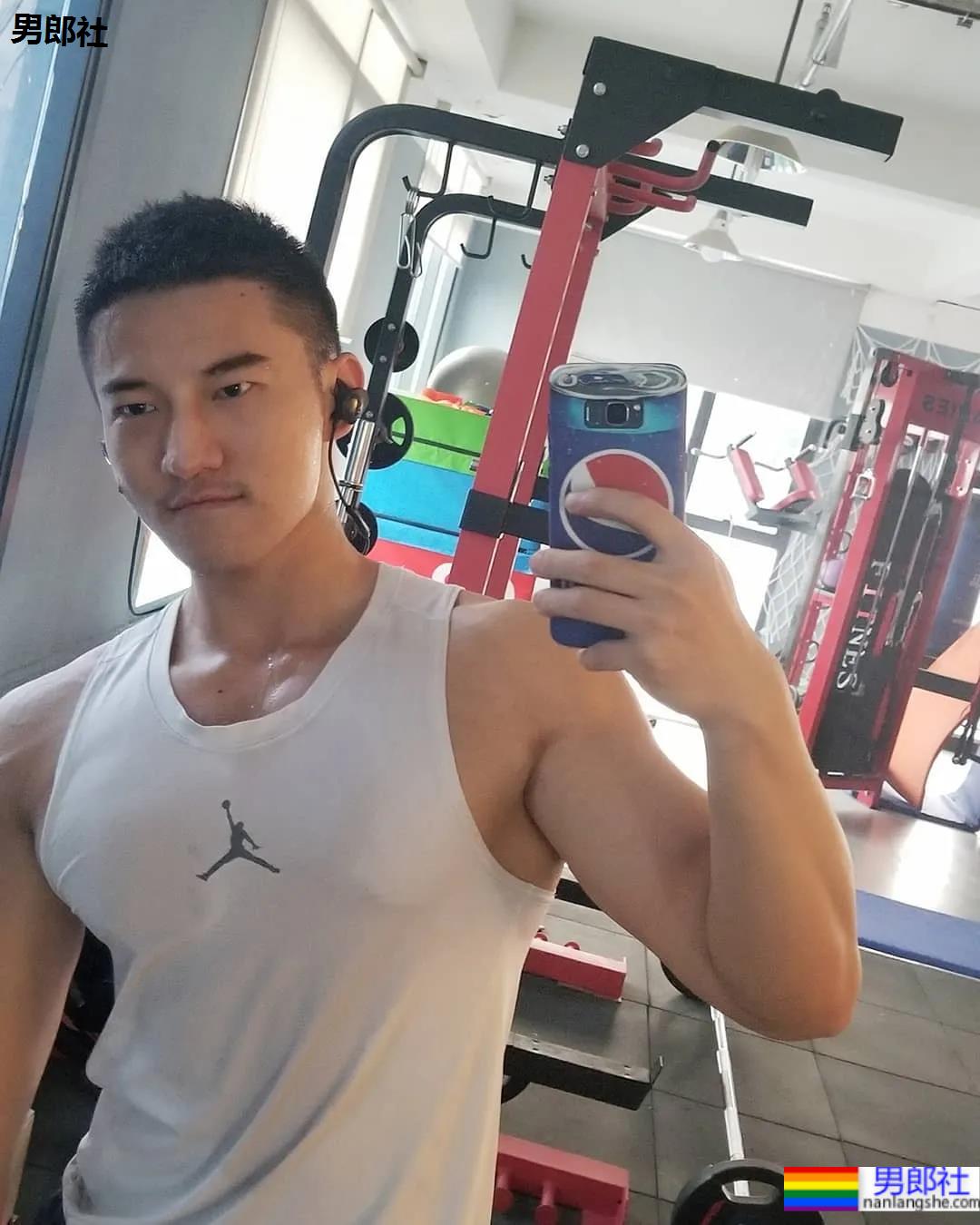 鼻子很大的肌肉小哥，这身材让网友都不淡定了！ - 51虹马