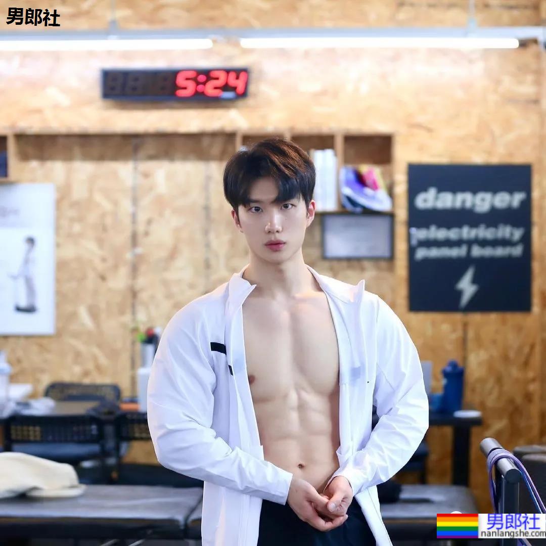 奶狗脸狼狗身的网红私教小哥，嘎崩脆的奶白腹肌让网友不淡定了！ - 51虹马