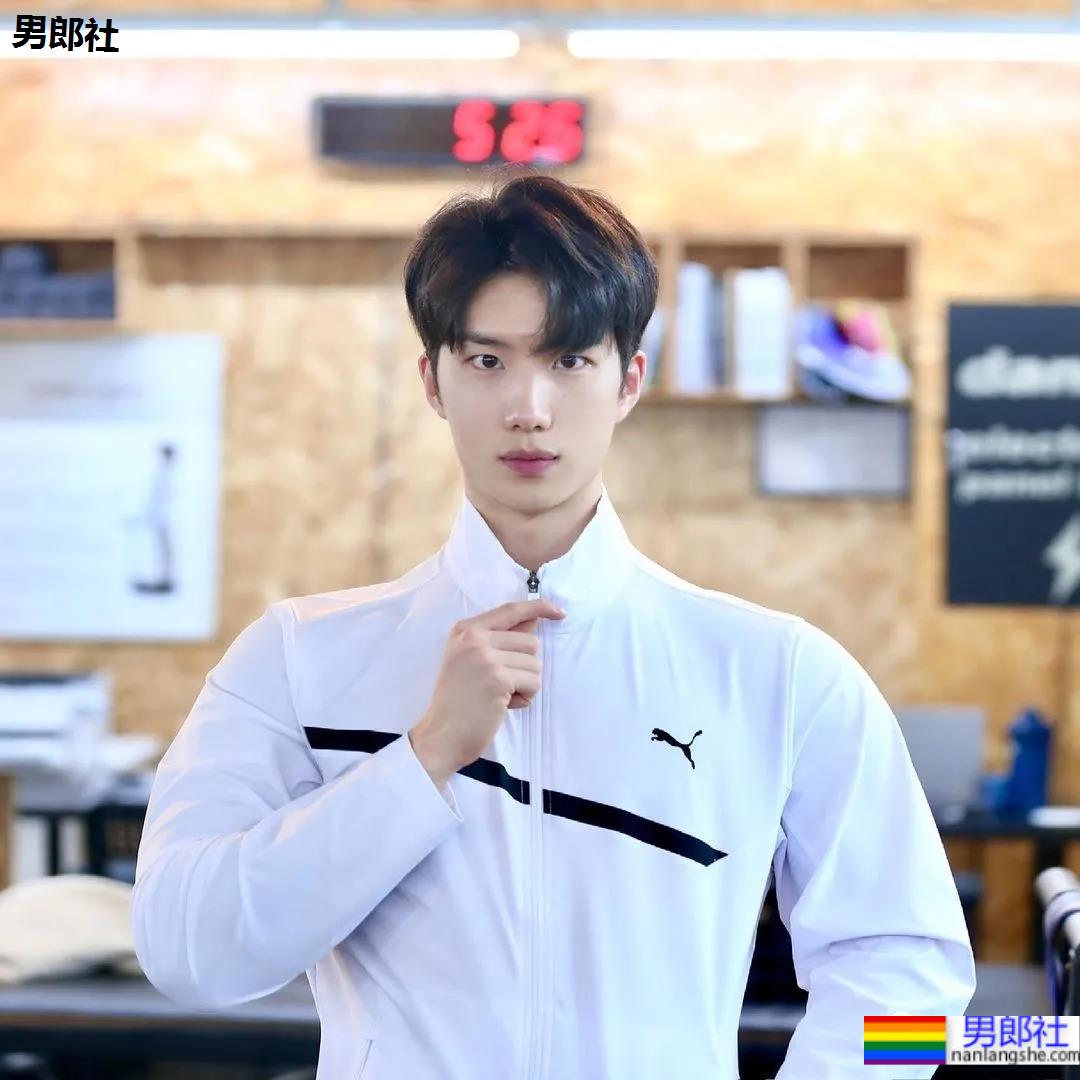 奶狗脸狼狗身的网红私教小哥，嘎崩脆的奶白腹肌让网友不淡定了！ - 51虹马