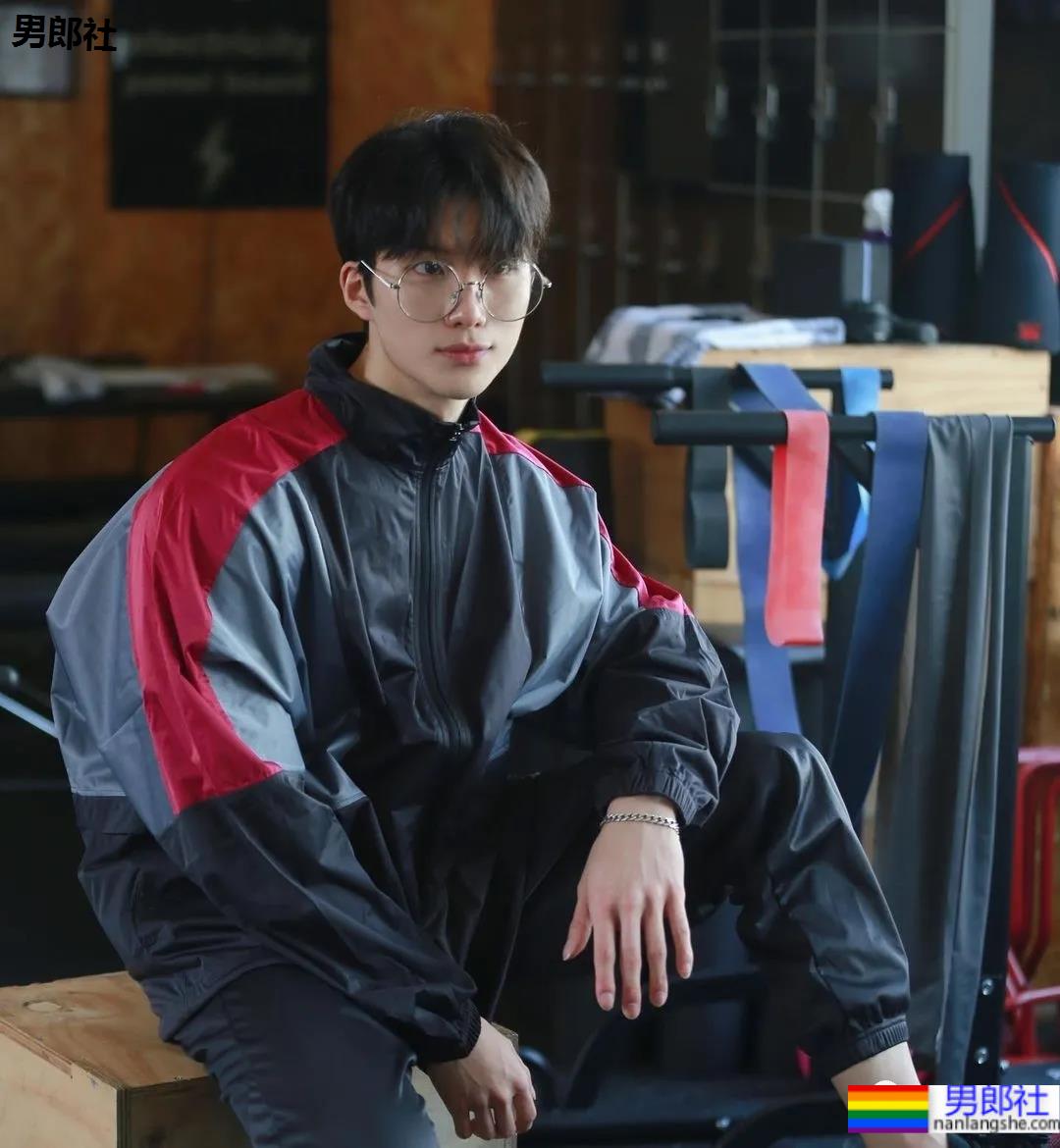 奶狗脸狼狗身的网红私教小哥，嘎崩脆的奶白腹肌让网友不淡定了！ - 51虹马