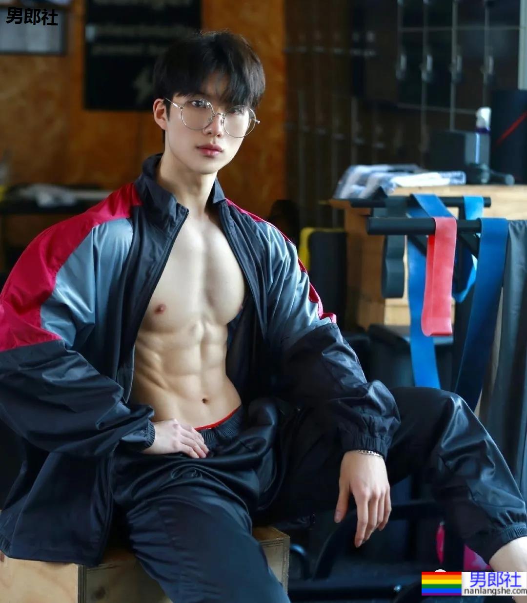 奶狗脸狼狗身的网红私教小哥，嘎崩脆的奶白腹肌让网友不淡定了！ - 51虹马