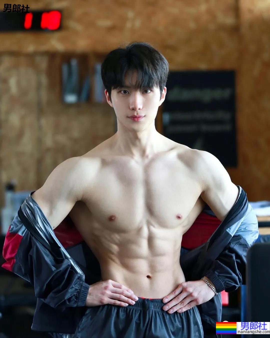 奶狗脸狼狗身的网红私教小哥，嘎崩脆的奶白腹肌让网友不淡定了！ - 51虹马