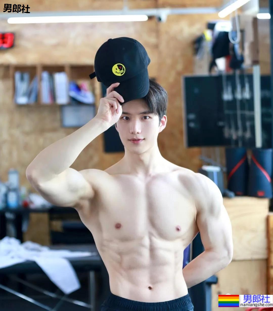 奶狗脸狼狗身的网红私教小哥，嘎崩脆的奶白腹肌让网友不淡定了！ - 51虹马