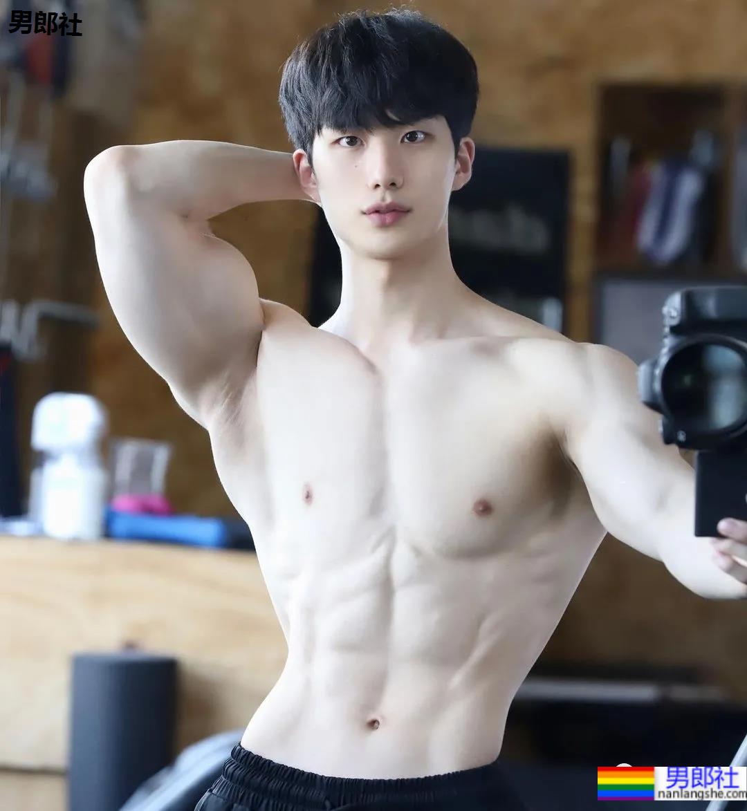 奶狗脸狼狗身的网红私教小哥，嘎崩脆的奶白腹肌让网友不淡定了！ - 51虹马