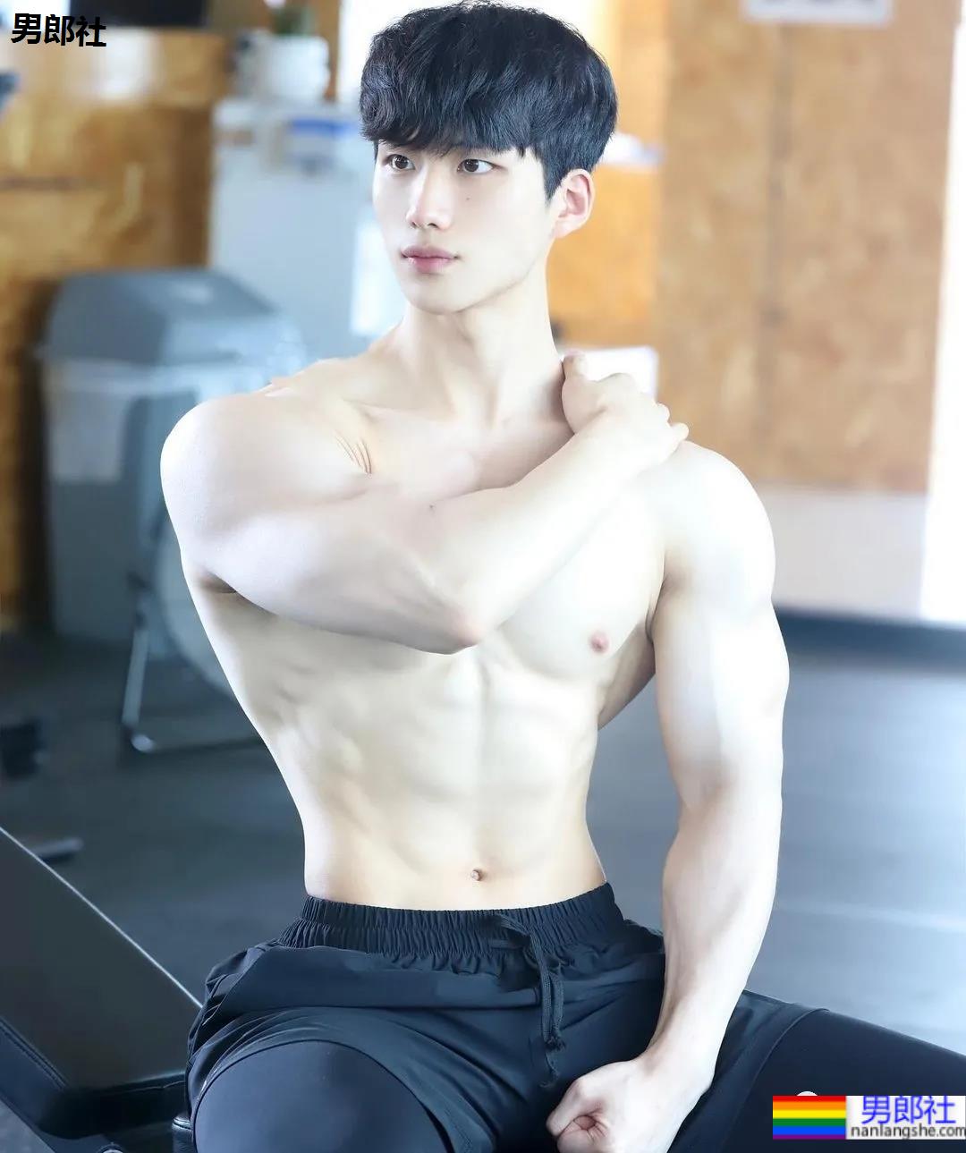 奶狗脸狼狗身的网红私教小哥，嘎崩脆的奶白腹肌让网友不淡定了！ - 51虹马