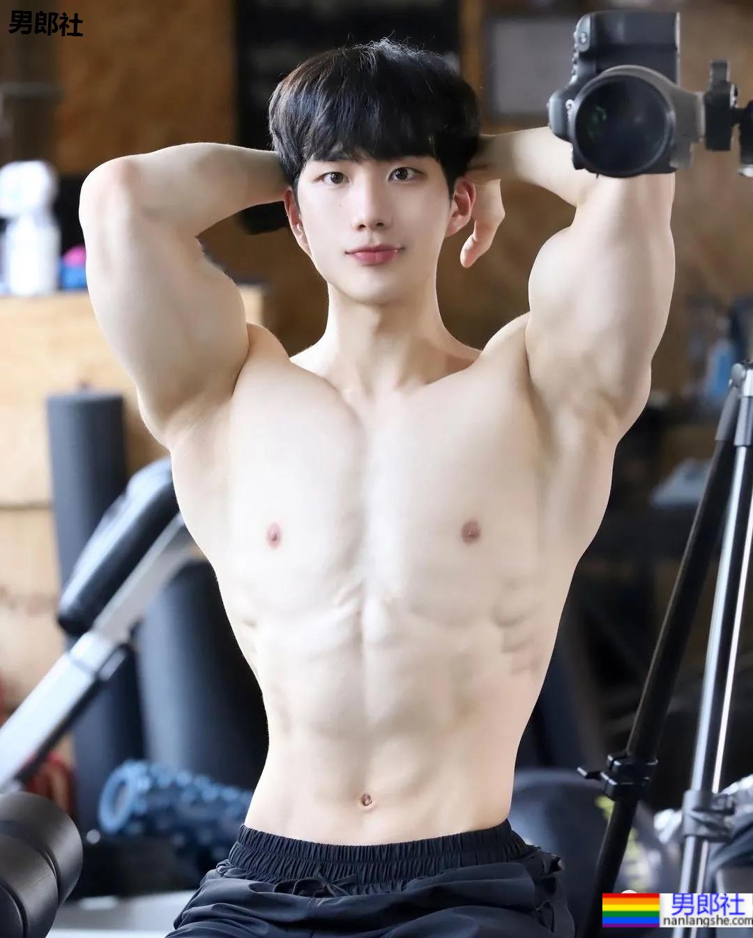 奶狗脸狼狗身的网红私教小哥，嘎崩脆的奶白腹肌让网友不淡定了！ - 51虹马