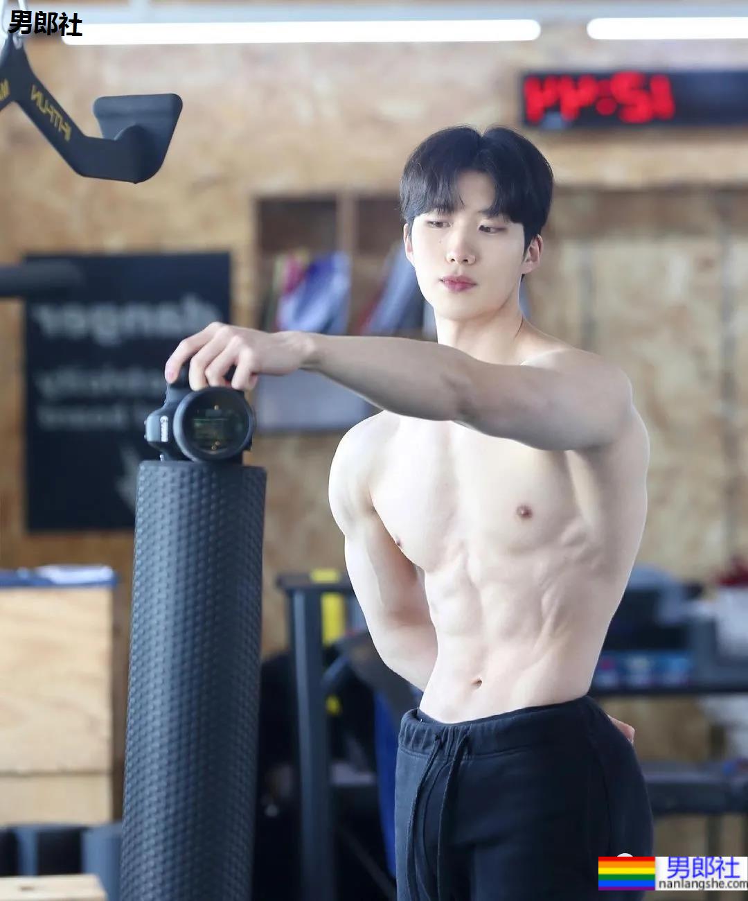 奶狗脸狼狗身的网红私教小哥，嘎崩脆的奶白腹肌让网友不淡定了！ - 51虹马