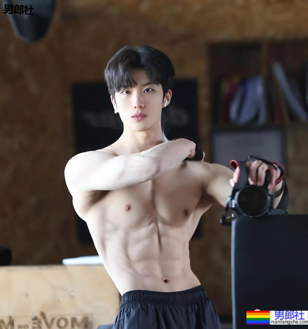 奶狗脸狼狗身的网红私教小哥，嘎崩脆的奶白腹肌让网友不淡定了！ - 51虹马