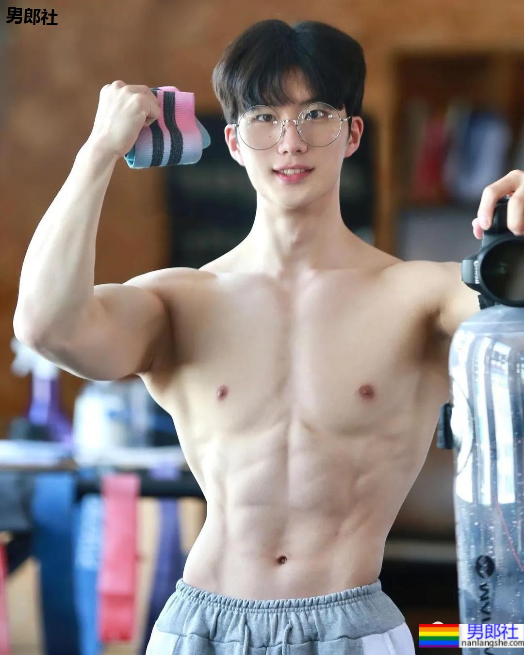 奶狗脸狼狗身的网红私教小哥，嘎崩脆的奶白腹肌让网友不淡定了！ - 51虹马