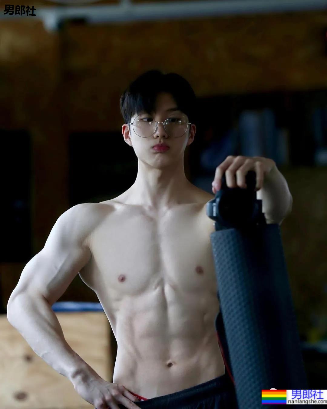 奶狗脸狼狗身的网红私教小哥，嘎崩脆的奶白腹肌让网友不淡定了！ - 51虹马