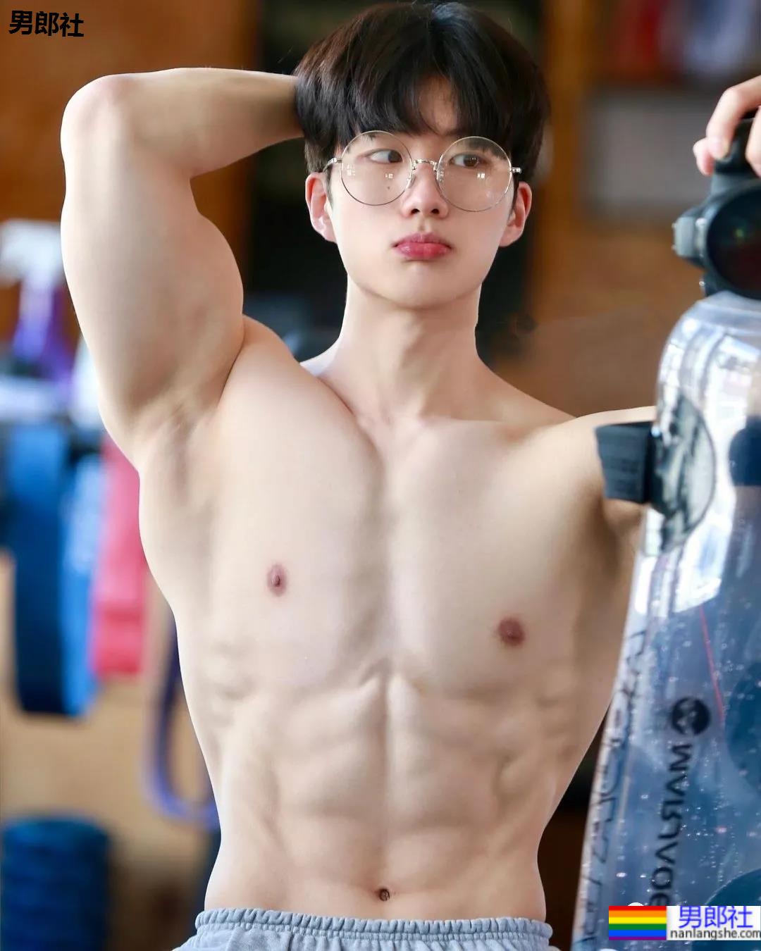 奶狗脸狼狗身的网红私教小哥，嘎崩脆的奶白腹肌让网友不淡定了！ - 51虹马