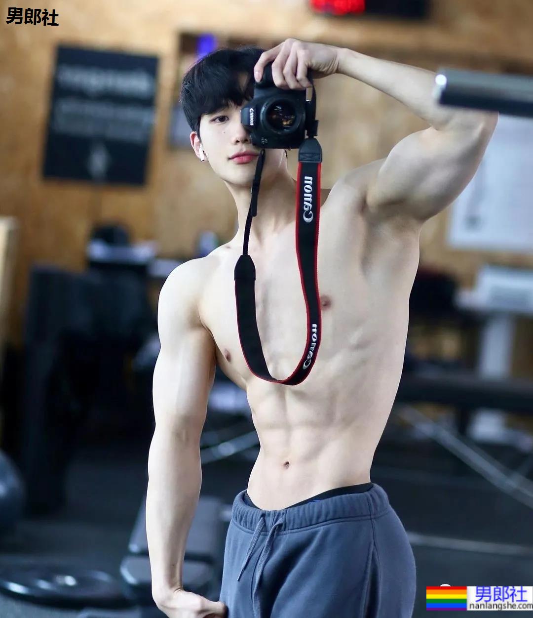 奶狗脸狼狗身的网红私教小哥，嘎崩脆的奶白腹肌让网友不淡定了！ - 51虹马