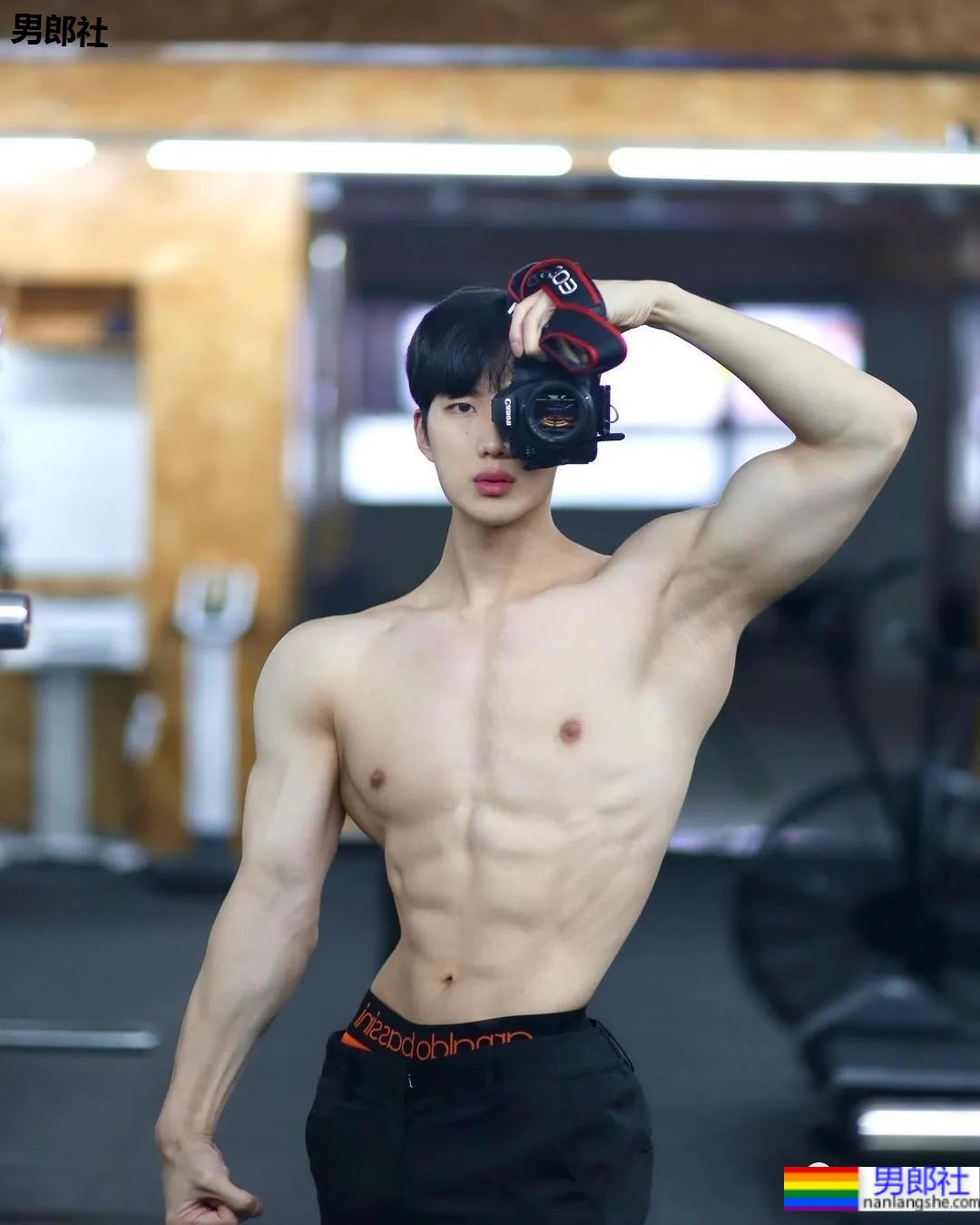 奶狗脸狼狗身的网红私教小哥，嘎崩脆的奶白腹肌让网友不淡定了！ - 51虹马