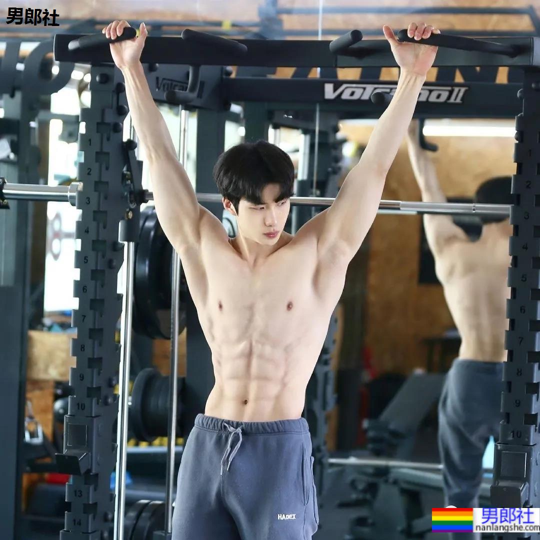 奶狗脸狼狗身的网红私教小哥，嘎崩脆的奶白腹肌让网友不淡定了！ - 51虹马