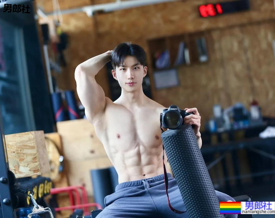 奶狗脸狼狗身的网红私教小哥，嘎崩脆的奶白腹肌让网友不淡定了！ - 51虹马