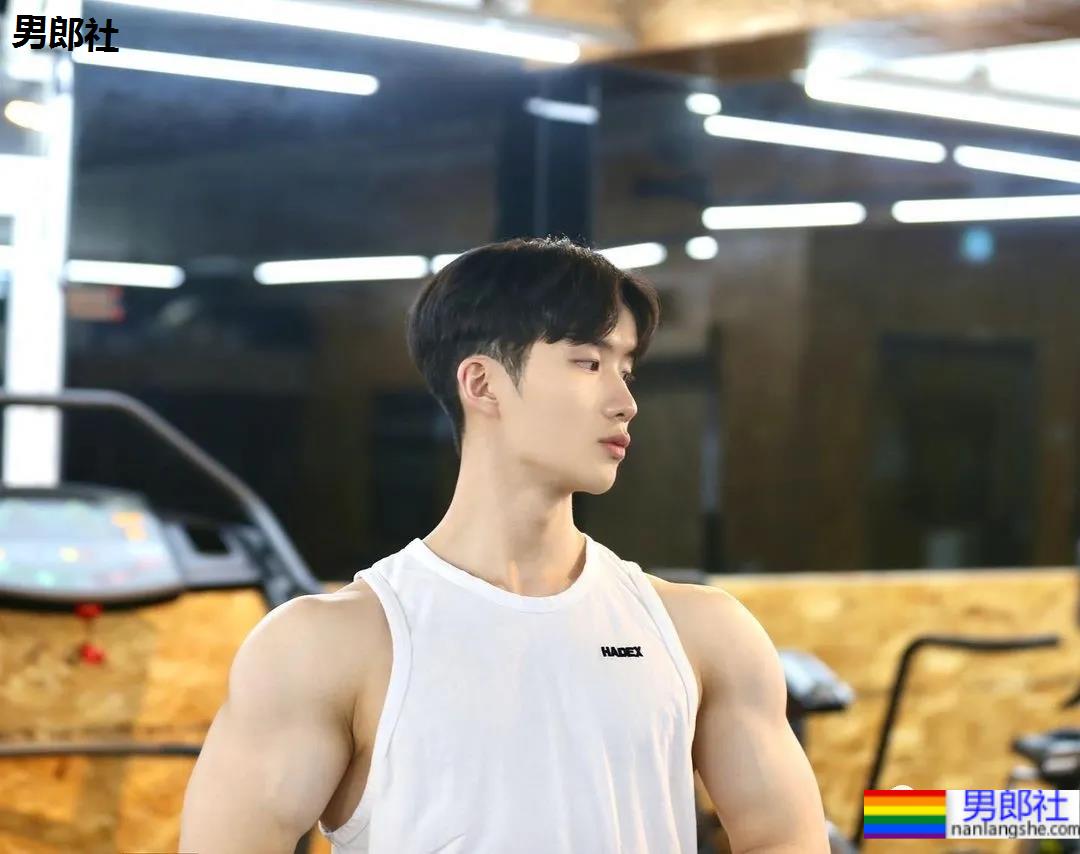 奶狗脸狼狗身的网红私教小哥，嘎崩脆的奶白腹肌让网友不淡定了！ - 51虹马