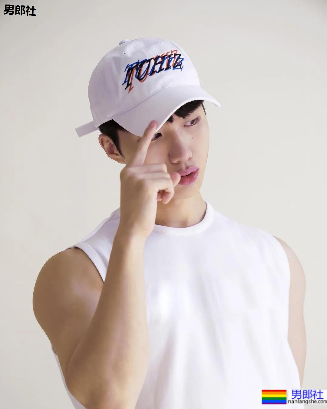 奶狗脸狼狗身的网红私教小哥，嘎崩脆的奶白腹肌让网友不淡定了！ - 51虹马