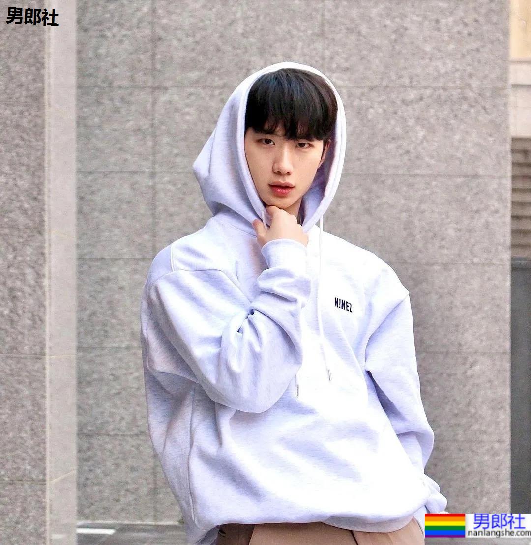 奶狗脸狼狗身的网红私教小哥，嘎崩脆的奶白腹肌让网友不淡定了！ - 51虹马