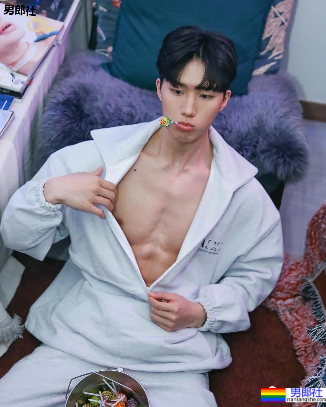 奶狗脸狼狗身的网红私教小哥，嘎崩脆的奶白腹肌让网友不淡定了！ - 51虹马