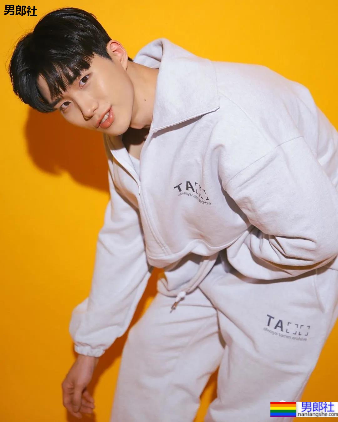 奶狗脸狼狗身的网红私教小哥，嘎崩脆的奶白腹肌让网友不淡定了！ - 51虹马