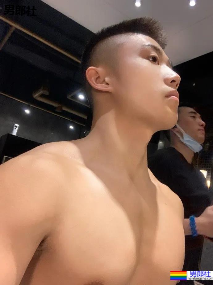 寸头网红博主胸肌大到犯规，网友们看后都不淡定了！ - 51虹马