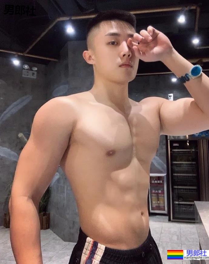 寸头网红博主胸肌大到犯规，网友们看后都不淡定了！ - 51虹马