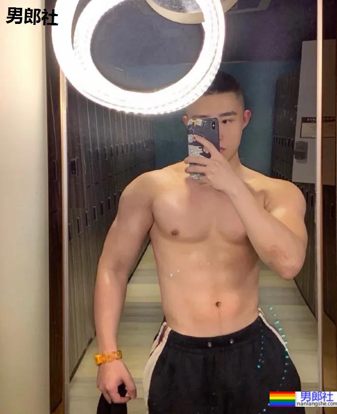 寸头网红博主胸肌大到犯规，网友们看后都不淡定了！ - 51虹马