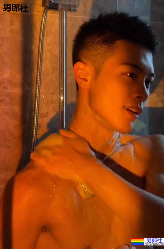 被于正AI换脸的退伍小哥找到了！制服零差评的他也太香了！ - 51虹马