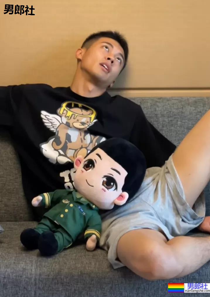 被于正AI换脸的退伍小哥找到了！制服零差评的他也太香了！ - 51虹马