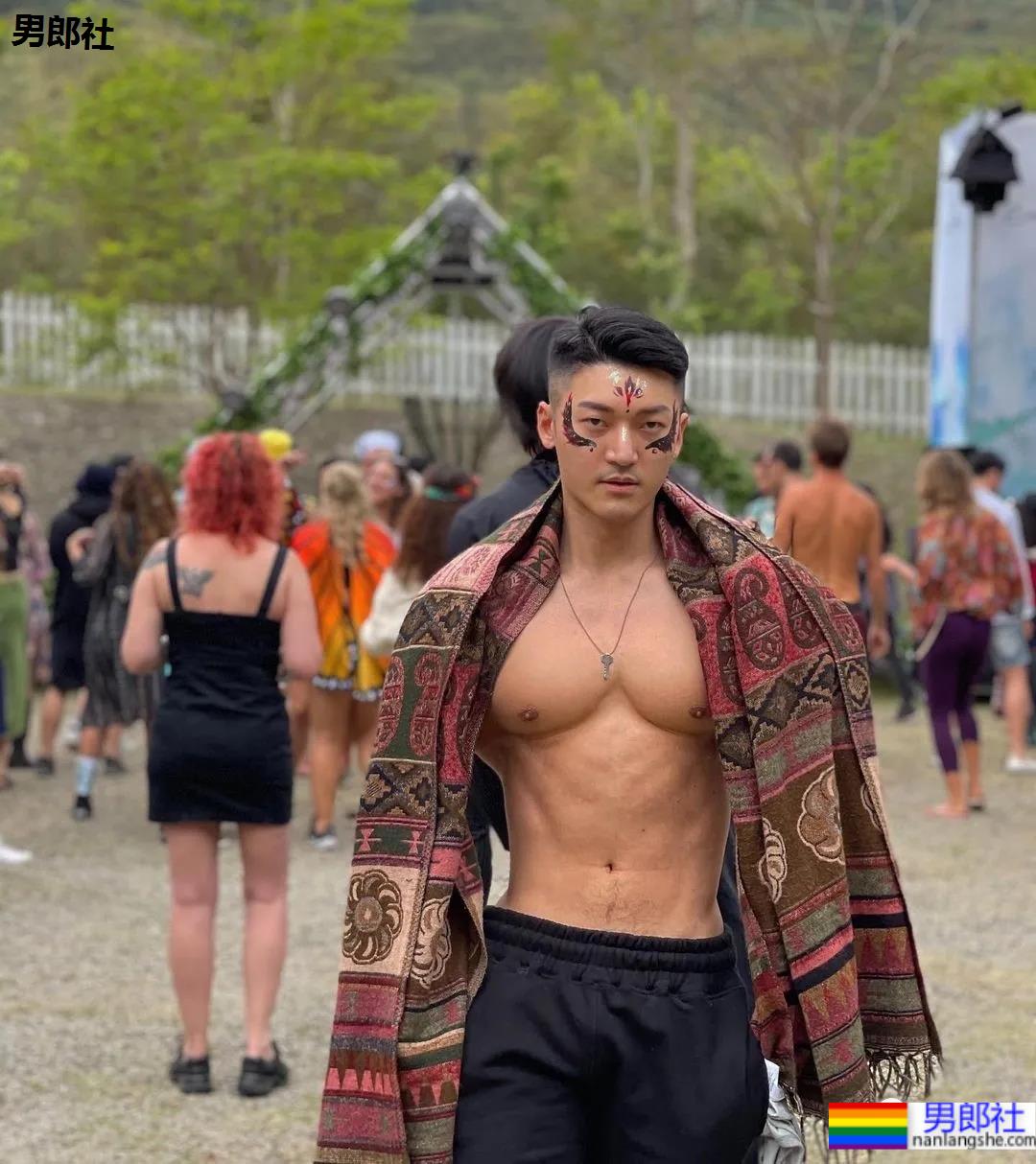 能让金主高兴的合不拢嘴，除了他的写真还有谁？ - 51虹马