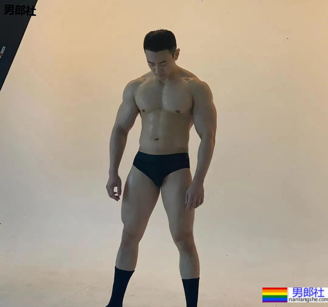 一个能满足金主所有幻想的肌肉壮男！ - 51虹马