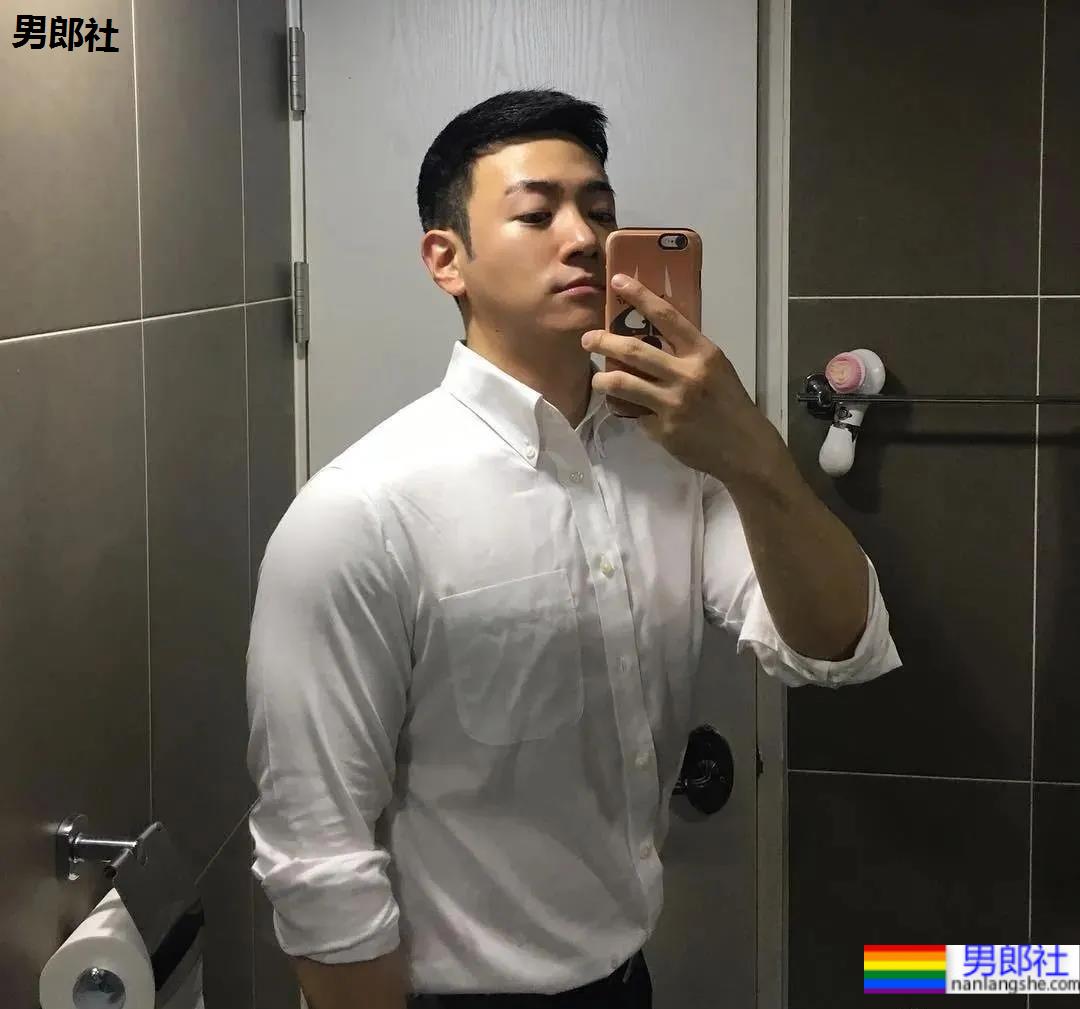 一个能满足金主所有幻想的肌肉壮男！ - 51虹马