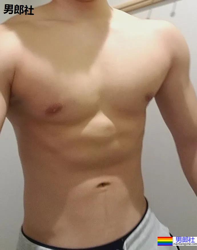 推特日本小伙的胸肌好看，老阿姨都不淡定了！ - 51虹马