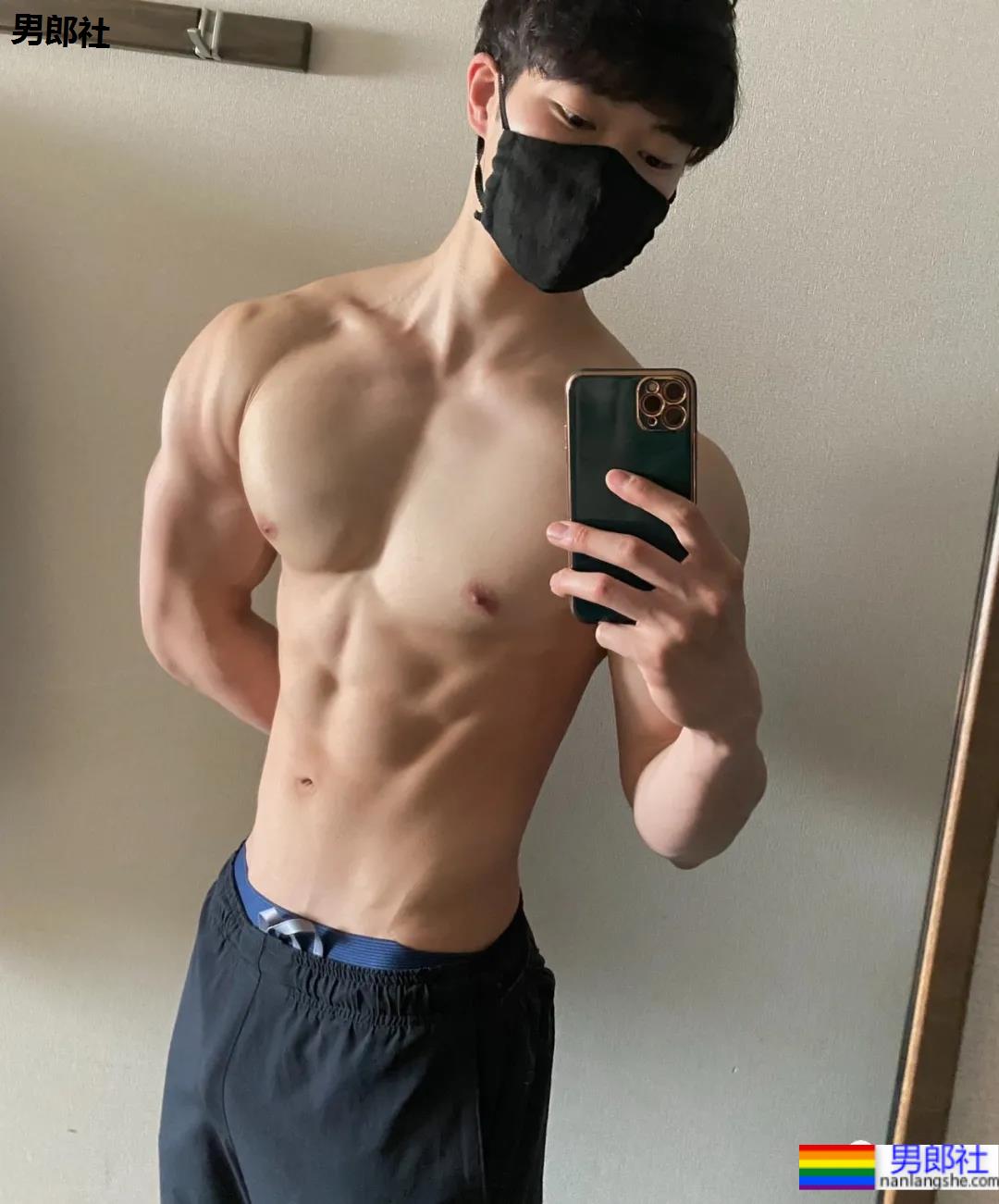 推特日本小伙的胸肌好看，老阿姨都不淡定了！ - 51虹马