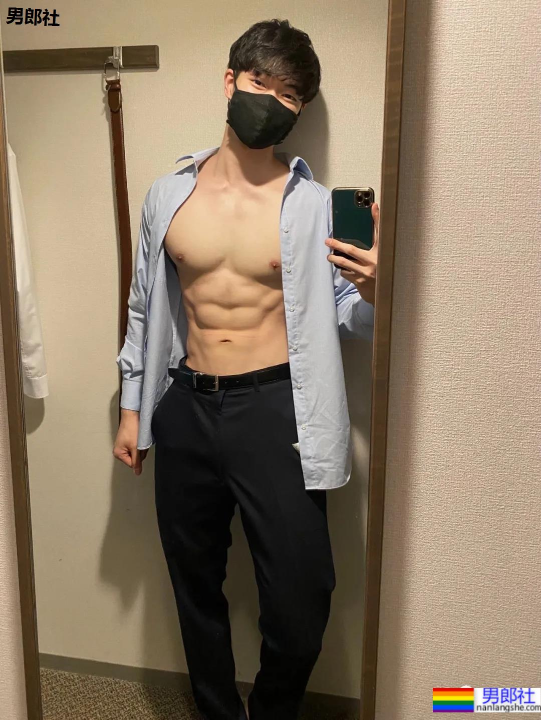 推特日本小伙的胸肌好看，老阿姨都不淡定了！ - 51虹马